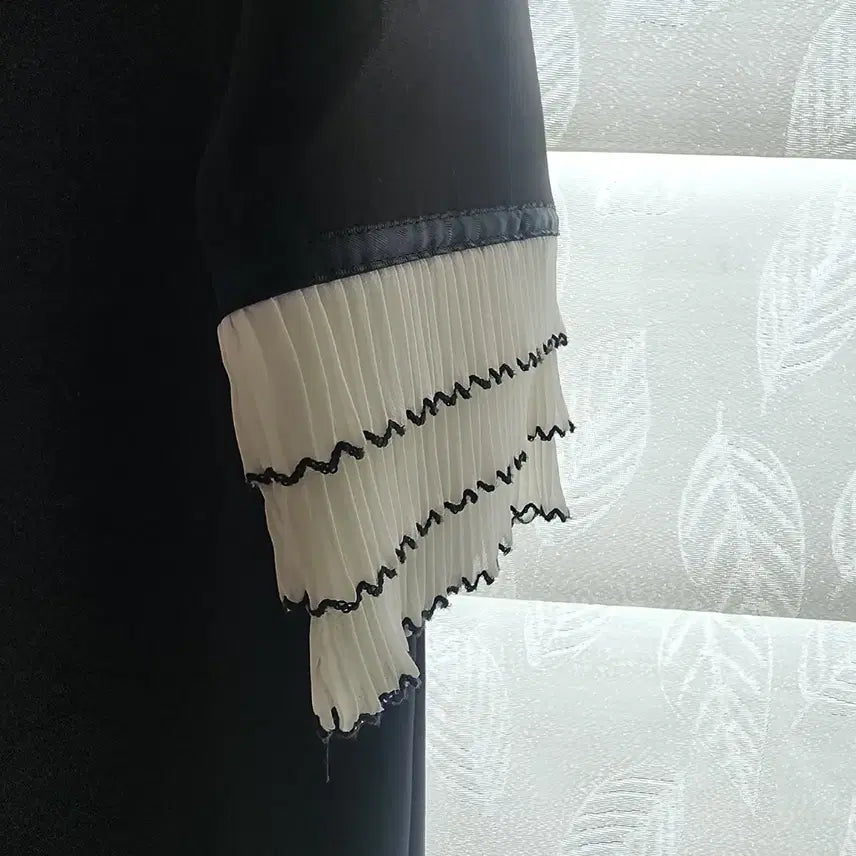 [BUNJANG] HOTPING Pleated Trim Black Mini Dress / 소매/밑단 플리츠 배색 블랙 미니 원피스