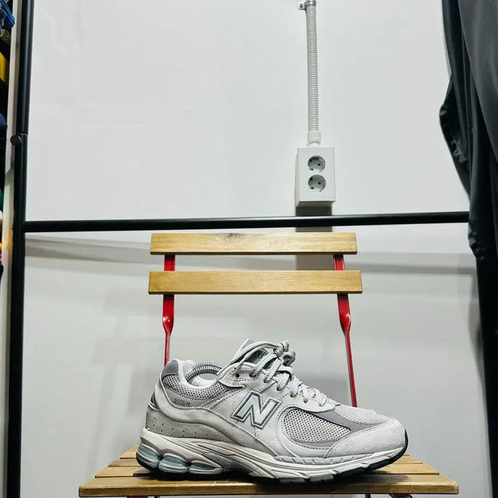[SOLD OUT] 275) 뉴발란스 운동화 남성 남자 신발 2002R 그레이