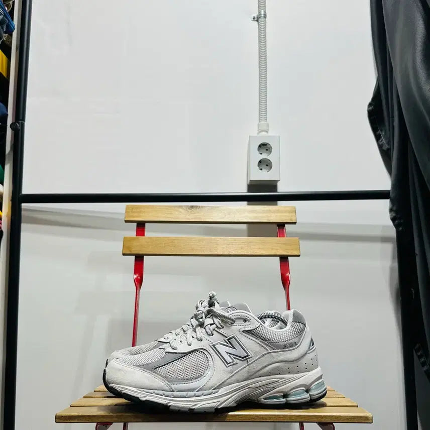 [SOLD OUT] 275) 뉴발란스 운동화 남성 남자 신발 2002R 그레이