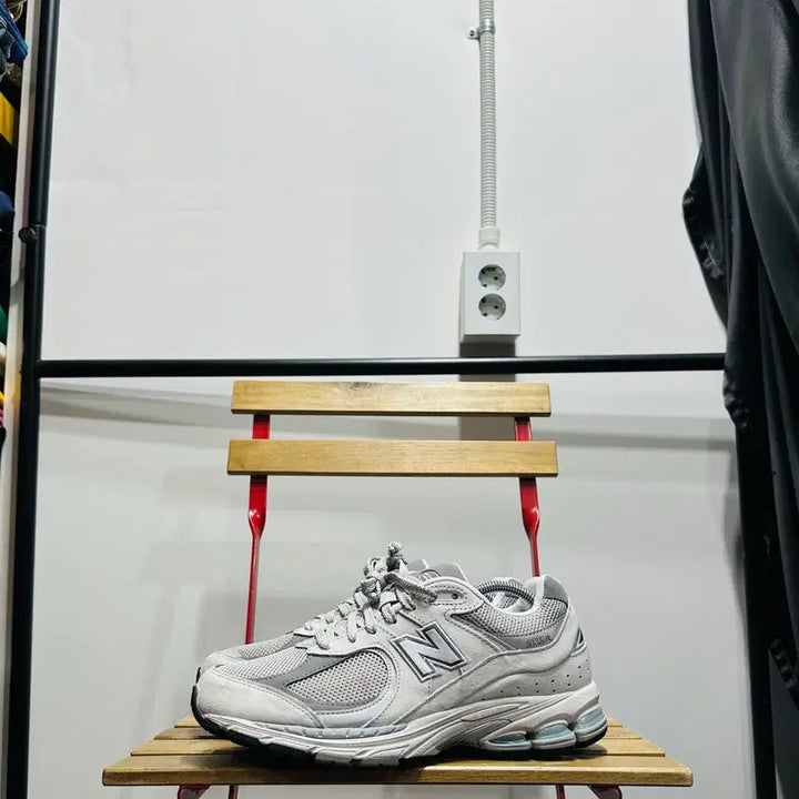 [SOLD OUT] 275) 뉴발란스 운동화 남성 남자 신발 2002R 그레이