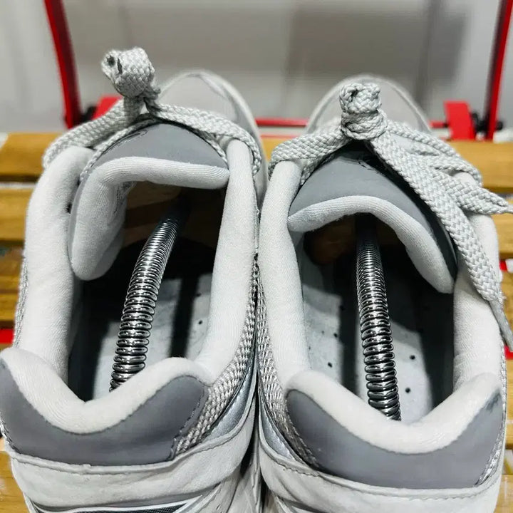 [SOLD OUT] 275) 뉴발란스 운동화 남성 남자 신발 2002R 그레이