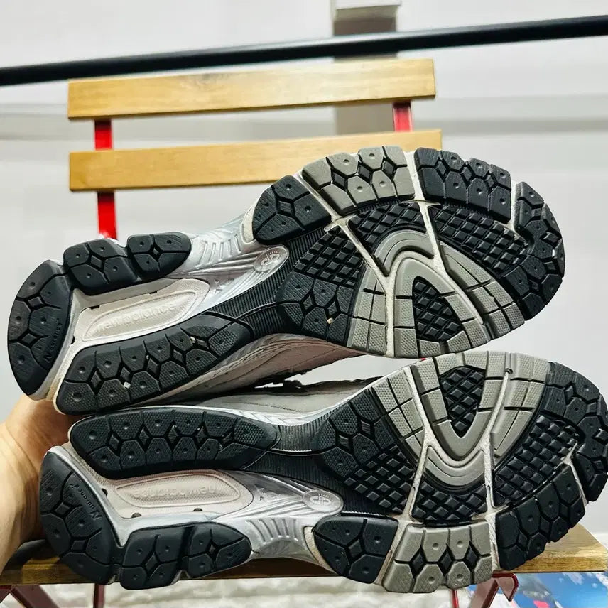 [SOLD OUT] 275) 뉴발란스 운동화 남성 남자 신발 2002R 그레이