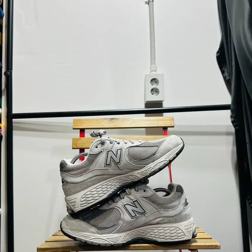 [SOLD OUT] 275) 뉴발란스 운동화 남성 남자 신발 2002R 그레이