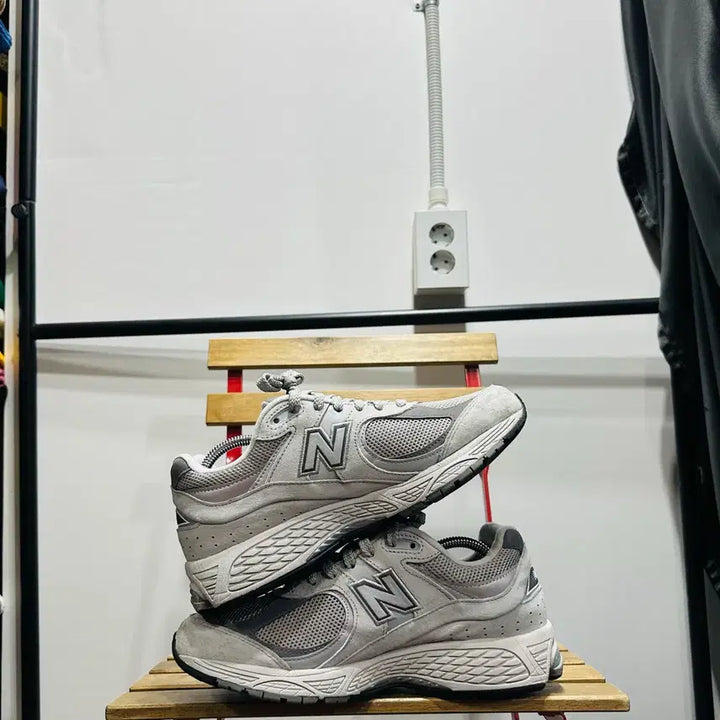 [SOLD OUT] 275) 뉴발란스 운동화 남성 남자 신발 2002R 그레이