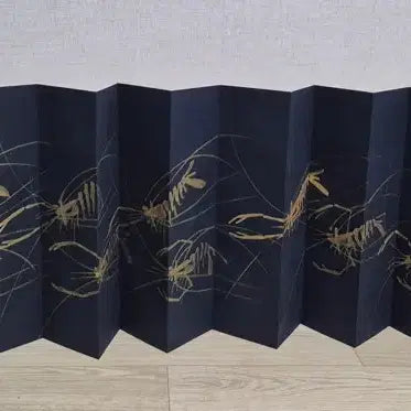 [BUNJANG] Qi Baishi (1864-1957) Gilded Shrimp Scroll Painting (Wushu Year) / 제백석 무술년 작 금니 새우도 접첩본 육필 그림 골동품 수집품 고미술품