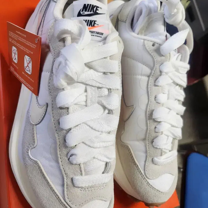 [BUNJANG] Nike x Sacai VaporWaffle White Sneakers / 나이키 x 사카이 베이퍼와플 화이트 245 판매합니다.