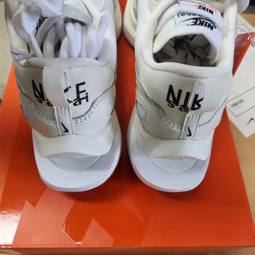 [BUNJANG] Nike x Sacai VaporWaffle White Sneakers / 나이키 x 사카이 베이퍼와플 화이트 245 판매합니다.