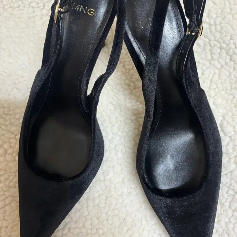 [BUNJANG] MNG Black Velvet Slingback Heels / MNG 블랙 벨벳 슬링백 힐