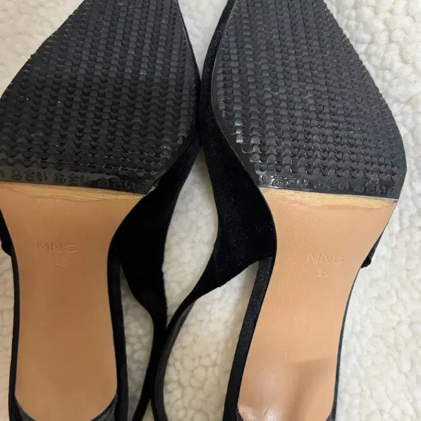 [BUNJANG] MNG Black Velvet Slingback Heels / MNG 블랙 벨벳 슬링백 힐