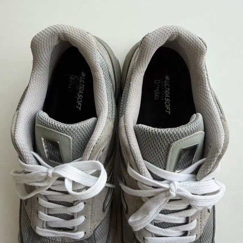 [BUNJANG] New Balance 990 v5 Sneakers / 뉴발란스 990 v5 255