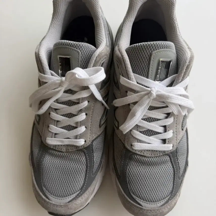[BUNJANG] New Balance 990 v5 Sneakers / 뉴발란스 990 v5 255
