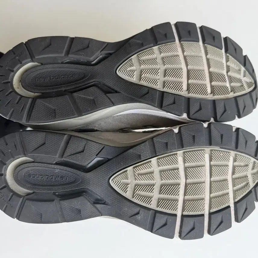 [BUNJANG] New Balance 990 v5 Sneakers / 뉴발란스 990 v5 255