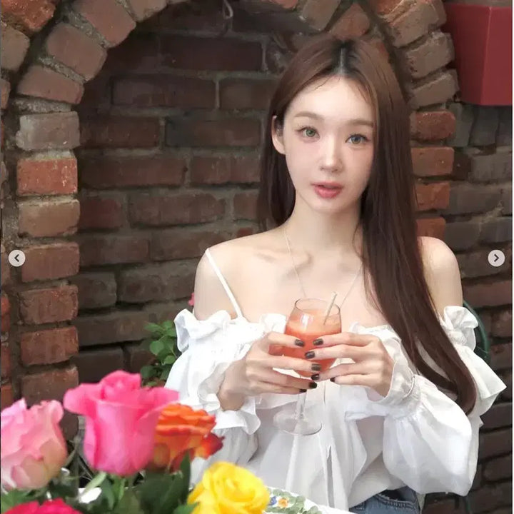 [BUNJANG] Abra-mowa Off-the-shoulder Ruffle Blouse / 아비에무아 오프숄더 러플 블라우스