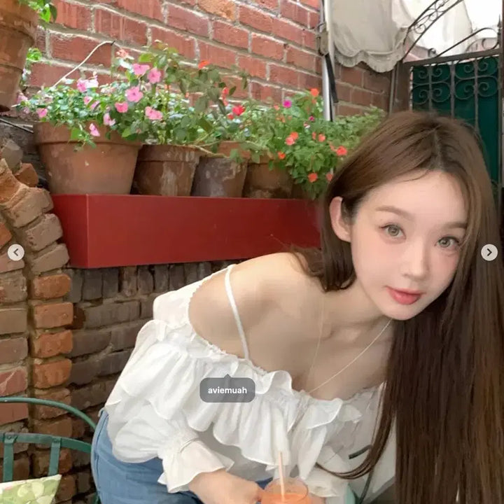 [BUNJANG] Abra-mowa Off-the-shoulder Ruffle Blouse / 아비에무아 오프숄더 러플 블라우스