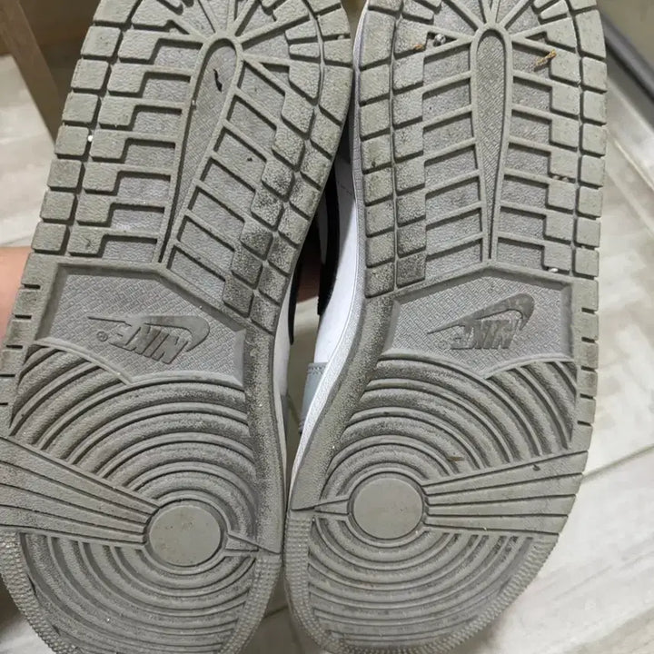 [SOLD OUT] 나이키 조던1 미드 스모크그레이 265-270