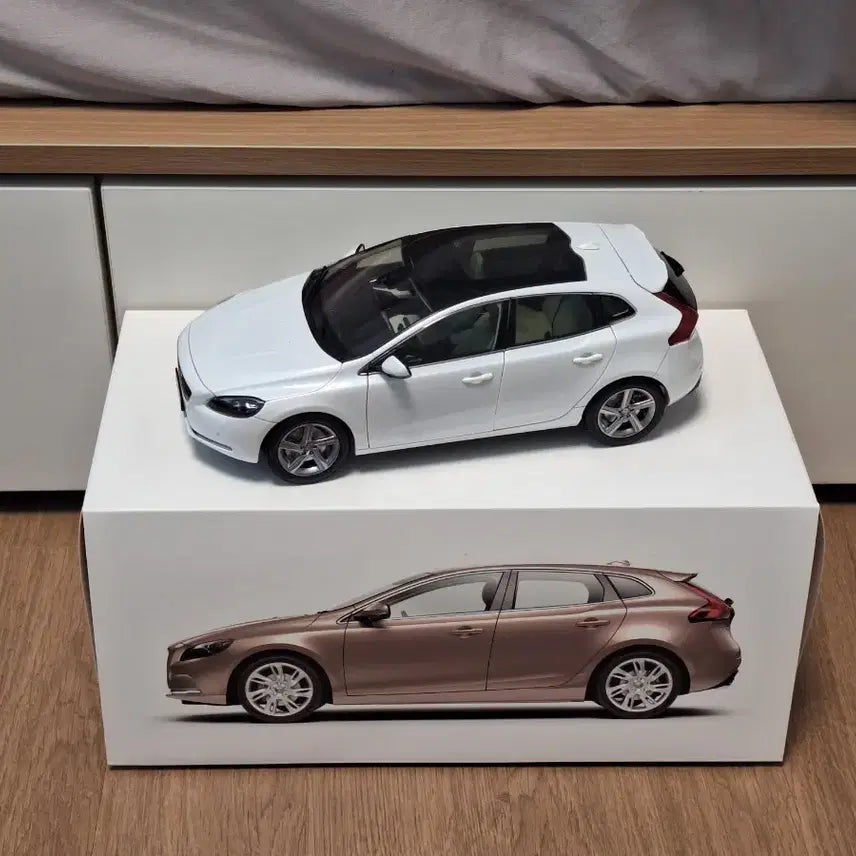 [BUNJANG] Volvo V40 1:18 Scale Diecast Model / 1:18 볼보 v40 모형(다이캐스트)