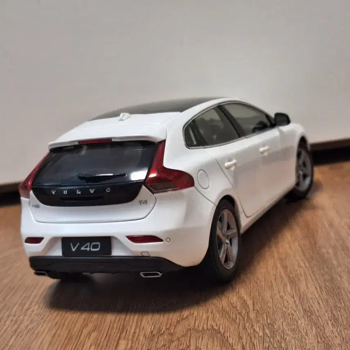 [BUNJANG] Volvo V40 1:18 Scale Diecast Model / 1:18 볼보 v40 모형(다이캐스트)