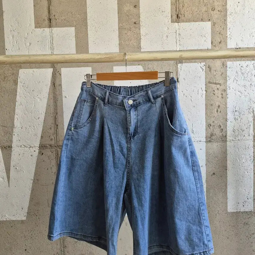 [SOLD OUT] 와이드 5부 얇은 청반바지