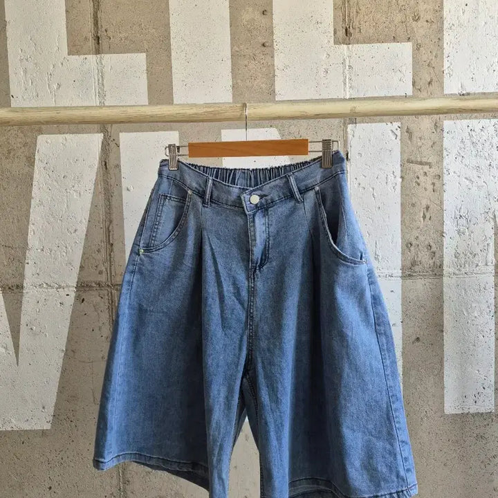[SOLD OUT] 와이드 5부 얇은 청반바지
