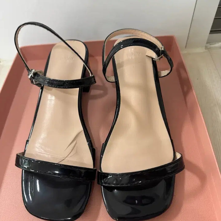 [BUNJANG] Black Enamel Strap Sandals 225 / 블랙 에나멜 스트랩 샌들 225