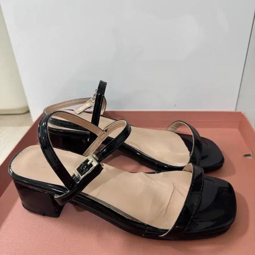[BUNJANG] Black Enamel Strap Sandals 225 / 블랙 에나멜 스트랩 샌들 225