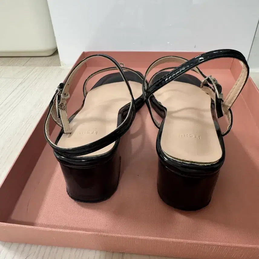 [BUNJANG] Black Enamel Strap Sandals 225 / 블랙 에나멜 스트랩 샌들 225