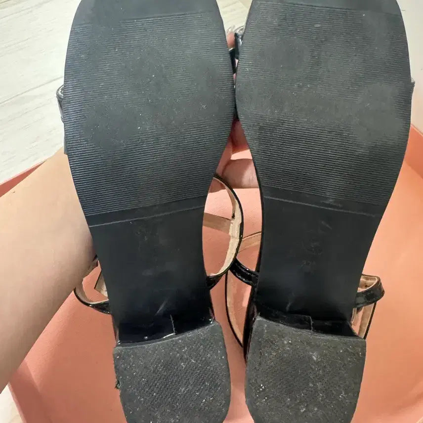 [BUNJANG] Black Enamel Strap Sandals 225 / 블랙 에나멜 스트랩 샌들 225
