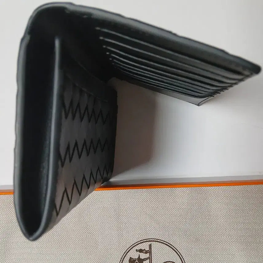 [SOLD OUT] 보테가 베네타 블랙 인트레치아토 장지갑