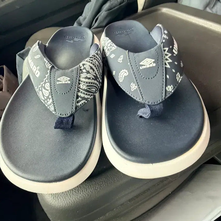 [BUNJANG] Umbro Paisley Navy Flip-Flops (Size 270) / 엄브로 페이즐리 네이비 쪼리 슬리퍼 사이즈270