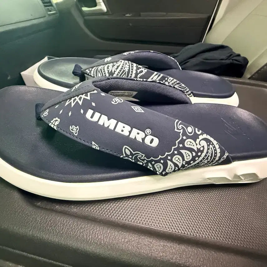 [BUNJANG] Umbro Paisley Navy Flip-Flops (Size 270) / 엄브로 페이즐리 네이비 쪼리 슬리퍼 사이즈270