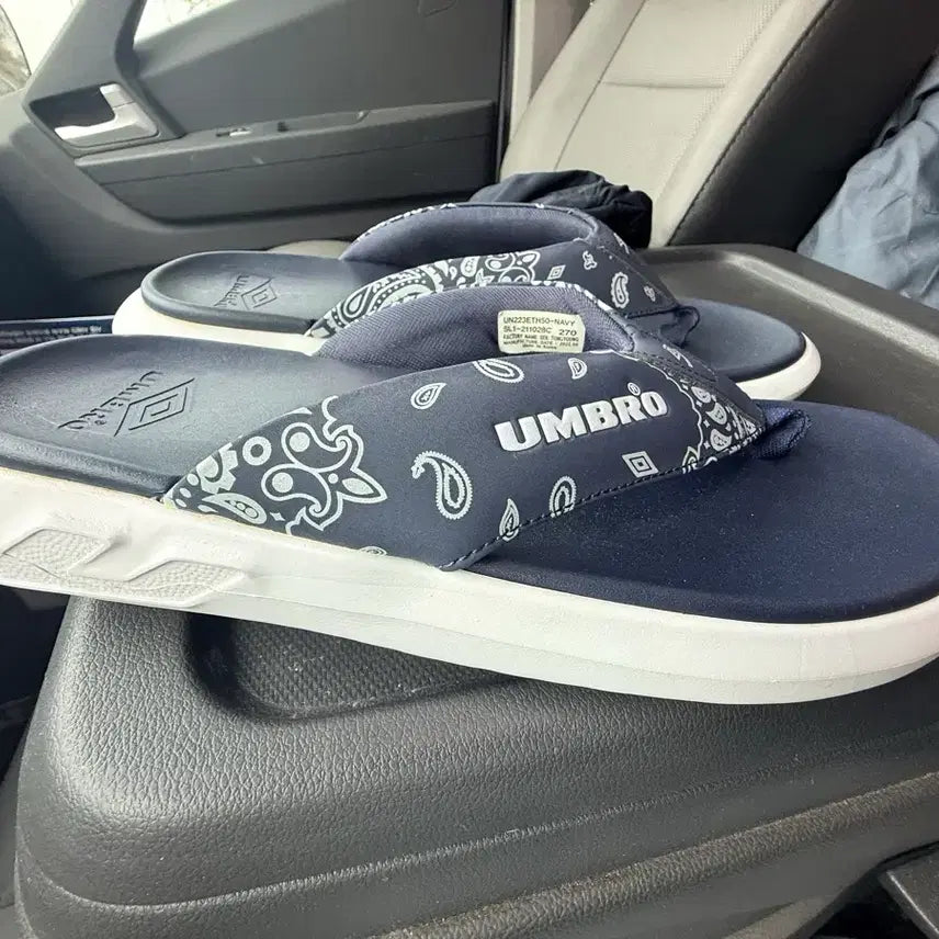 [BUNJANG] Umbro Paisley Navy Flip-Flops (Size 270) / 엄브로 페이즐리 네이비 쪼리 슬리퍼 사이즈270