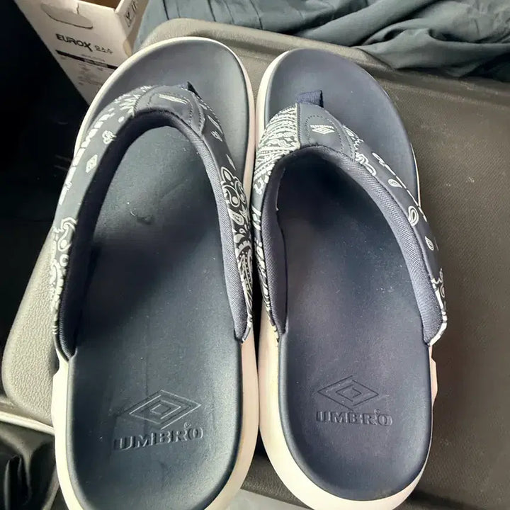 [BUNJANG] Umbro Paisley Navy Flip-Flops (Size 270) / 엄브로 페이즐리 네이비 쪼리 슬리퍼 사이즈270