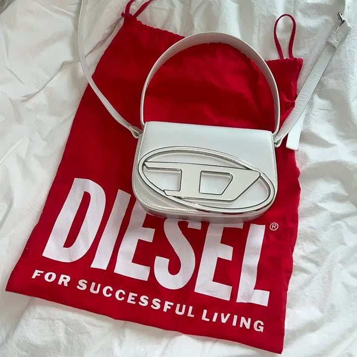 [BUNJANG] 정가 61만원 -> 20만원에 팝니다 - DIESEL 디젤 화이트 숄더백 / 정가 61만원 -> 20만원에 팝니다 - DIESEL 디젤 화이트 숄더백
