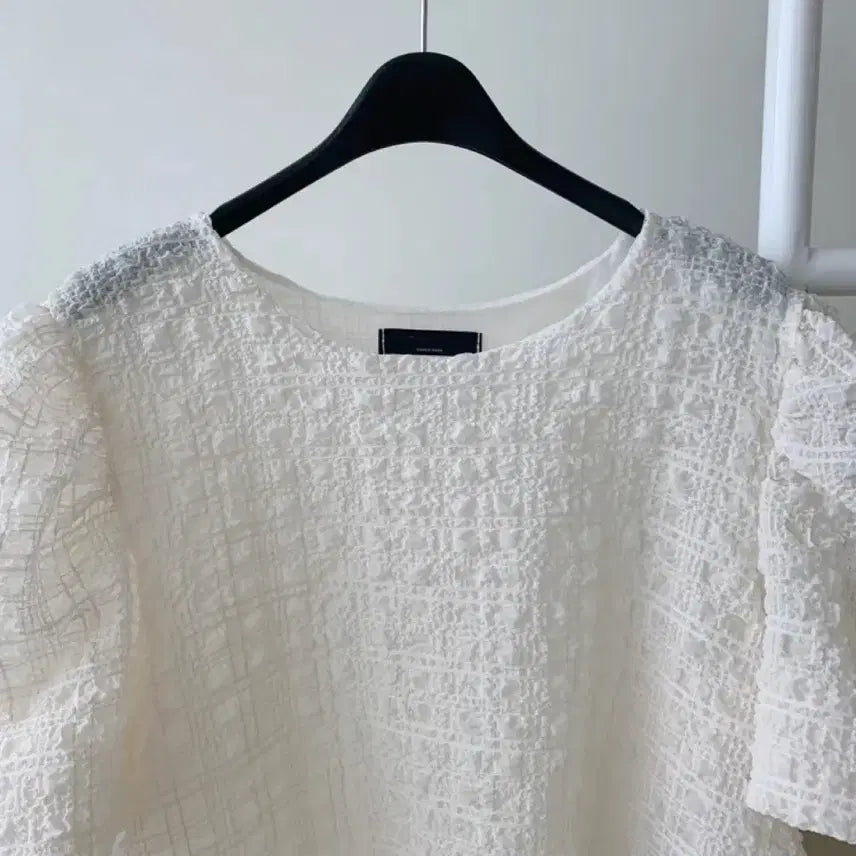 [BUNJANG] Lovely Puff Balloon Blouse / 러블리 퍼프 벌룬 엠보 블라우스 (크림/그린)