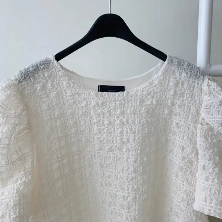 [BUNJANG] Lovely Puff Balloon Blouse / 러블리 퍼프 벌룬 엠보 블라우스 (크림/그린)