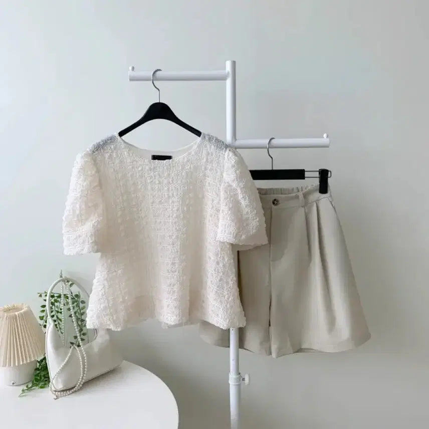 [BUNJANG] Lovely Puff Balloon Blouse / 러블리 퍼프 벌룬 엠보 블라우스 (크림/그린)