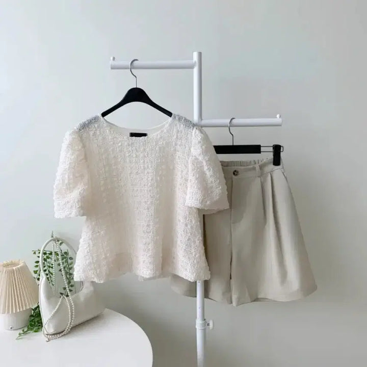 [BUNJANG] Lovely Puff Balloon Blouse / 러블리 퍼프 벌룬 엠보 블라우스 (크림/그린)