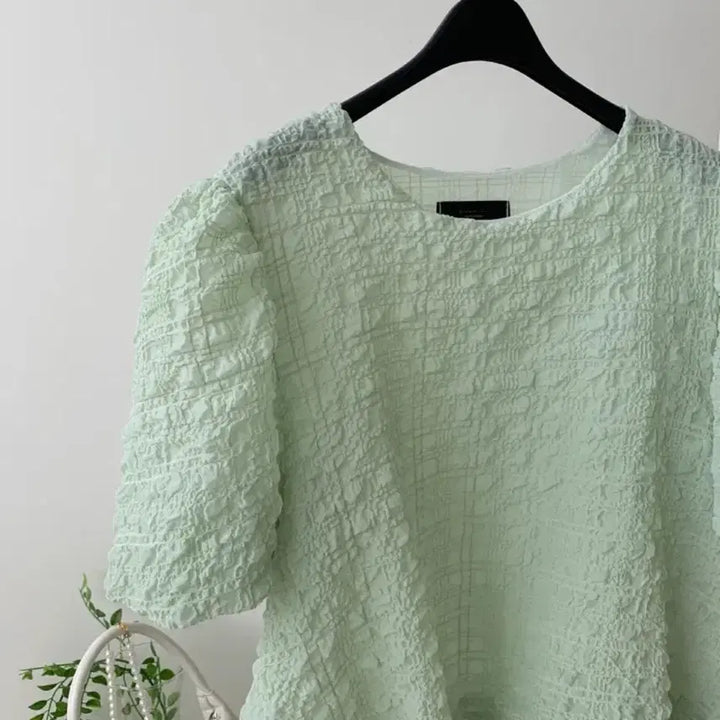 [BUNJANG] Lovely Puff Balloon Blouse / 러블리 퍼프 벌룬 엠보 블라우스 (크림/그린)
