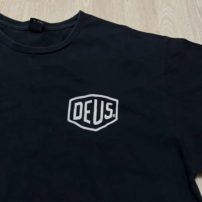 [BUNJANG] Deus Ex Machina Logo Short Sleeve T-Shirt XXL/110 / 데우스 엑스 마키나 로고 반팔티 XXL/110