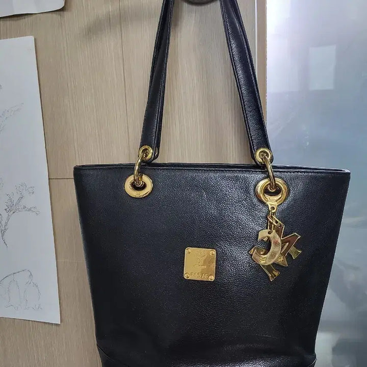 [BUNJANG] MCM Black Shoulder Bag Tote Bag with Charm / MCM 블랙 숄더백 토트백 참 장식