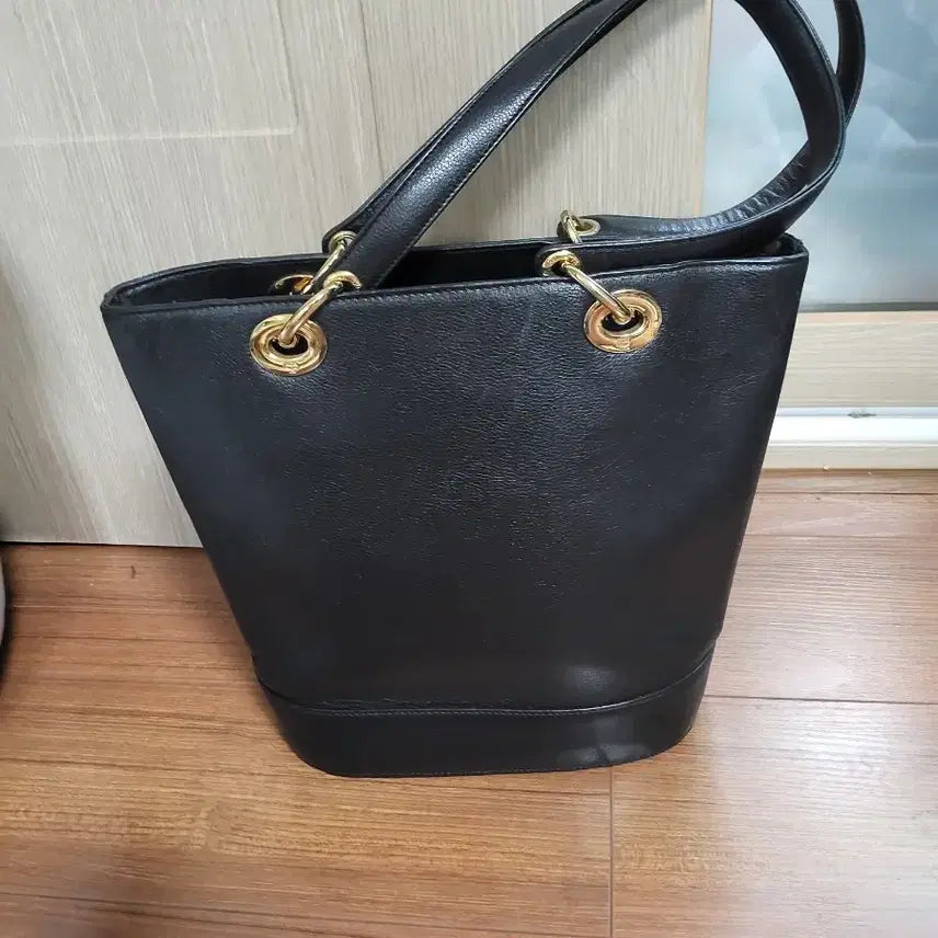 [BUNJANG] MCM Black Shoulder Bag Tote Bag with Charm / MCM 블랙 숄더백 토트백 참 장식