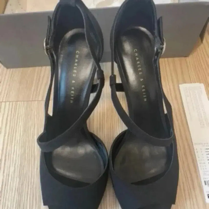 [BUNJANG] Charles &amp; Keith Black Strap Heel Sandals / 찰스앤키스 블랙 스트랩 힐 샌들