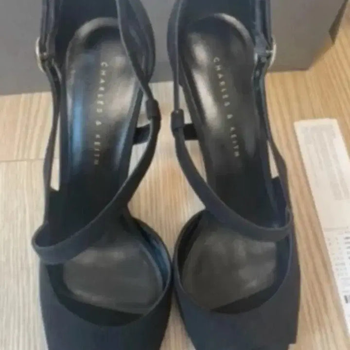 [BUNJANG] Charles &amp; Keith Black Strap Heel Sandals / 찰스앤키스 블랙 스트랩 힐 샌들