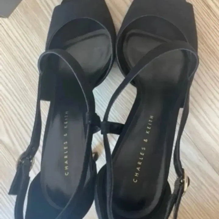 [BUNJANG] Charles &amp; Keith Black Strap Heel Sandals / 찰스앤키스 블랙 스트랩 힐 샌들