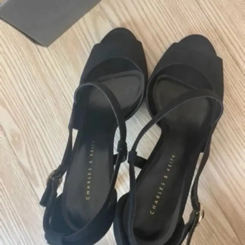 [BUNJANG] Charles &amp; Keith Black Strap Heel Sandals / 찰스앤키스 블랙 스트랩 힐 샌들