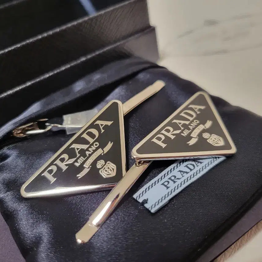 [BUNJANG] Prada Metal Triangle Logo Hairpin Set / (새상품급) 프라다 메탈 삼각 로고 헤어핀 세트