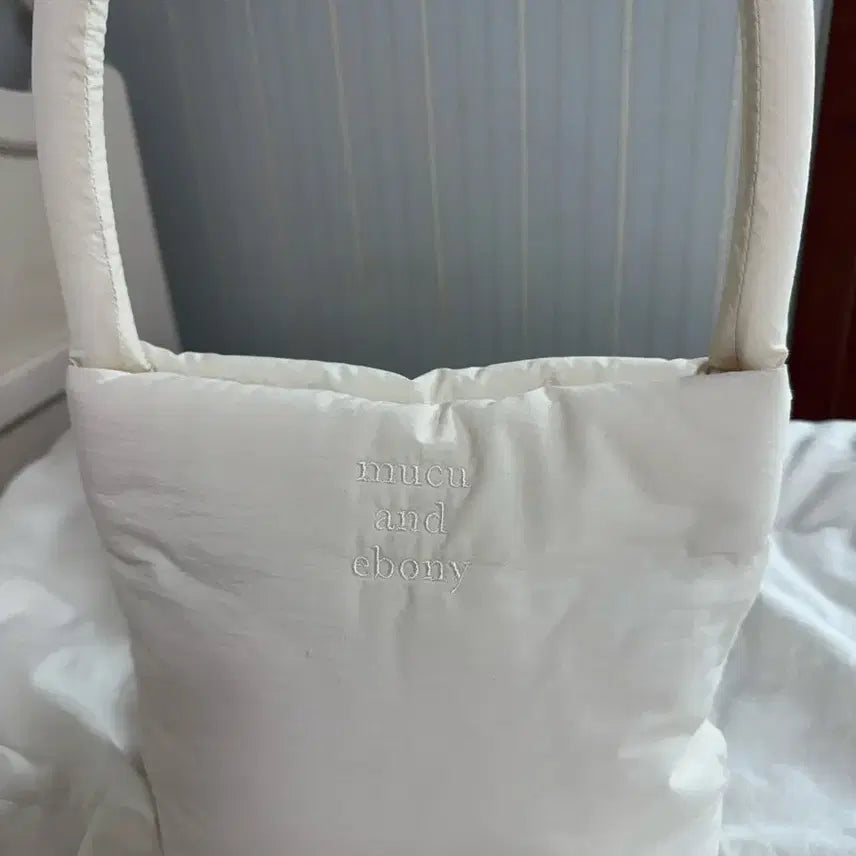 [BUNJANG] Muqu &amp; Ebony Padded Bag Cream Shoulder Bag / 무쿠앤에보니 패딩백 크림 / 가벼운 가방 / 새상품