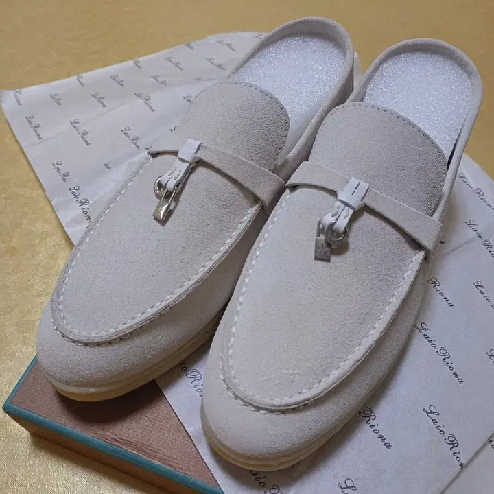 [SOLD OUT] 로로피아나새제품 베이지 천연소가죽 스웨이드 로퍼 39(여성245-250)