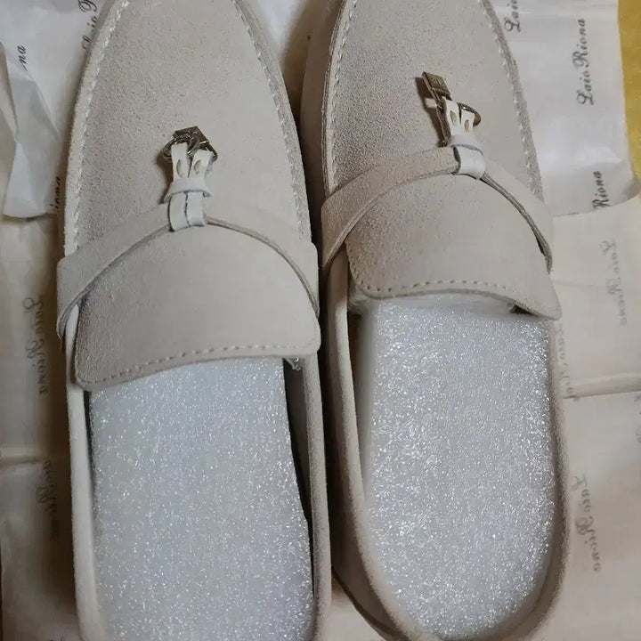[SOLD OUT] 로로피아나새제품 베이지 천연소가죽 스웨이드 로퍼 39(여성245-250)