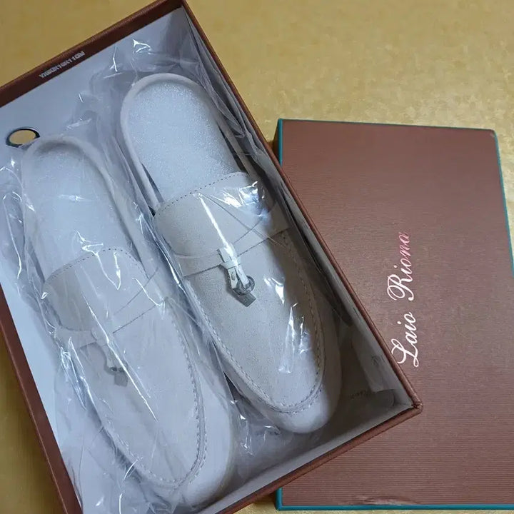 [SOLD OUT] 로로피아나새제품 베이지 천연소가죽 스웨이드 로퍼 39(여성245-250)